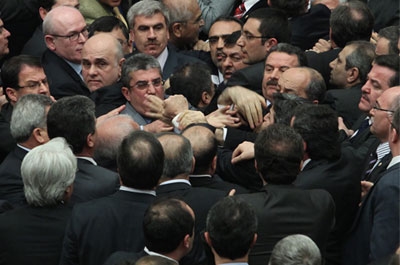 Ak Parti iç tüzükte geri adım attı