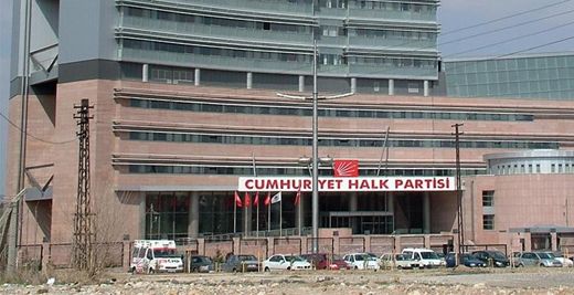 CHP'li kadınlara parti binasında dayak