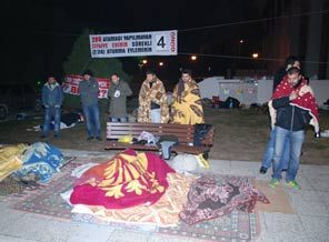 Atanamayan itfaiyeciler, oturma eylemi başlattı