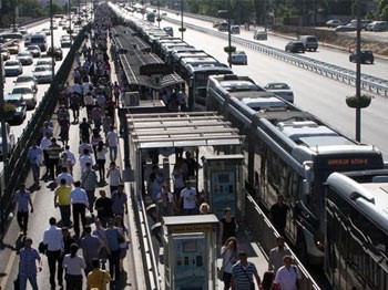 Okmeydanı Metrobüs durağında bomba paniği