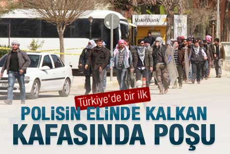 Polisin elinde kalkan kafasında poşu