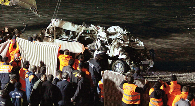 Filyos'un derin sulara yuttuğu minibüs bulundu