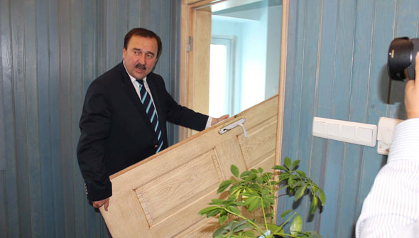 Makam odasının kapısını söktü