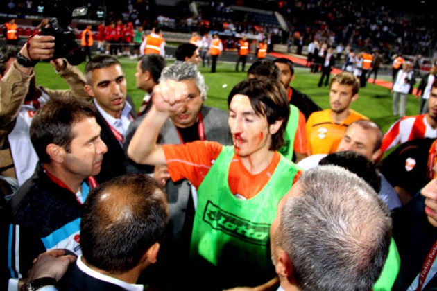 Maç sonu futbolcular birbirine girdi