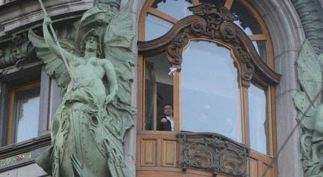 Paraları uçak yapıp camdan attı