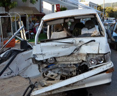 Düğün dönüşü kaza: 13 yaralı