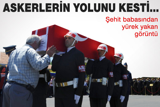 Şehit pilotun babası tabutun önünü kesti