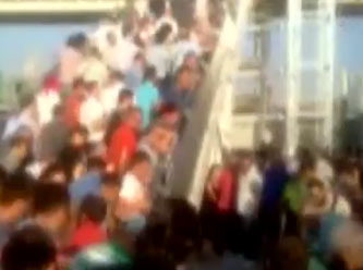 Metrobüs durağında şok kaza!