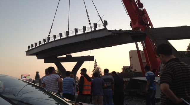 Metrobüs yolu çöktü 1 ölü
