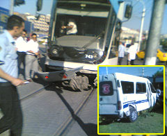 Güngören'de tramvay polis otosuna çarptı