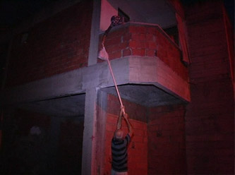 Yaşlı kadına çubukla iftarlık uzatıldı