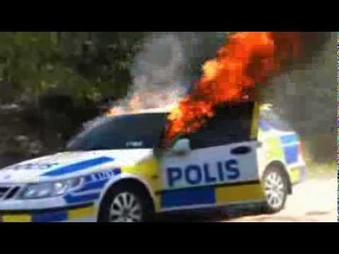 Zevk için polis aracını yaktılar!