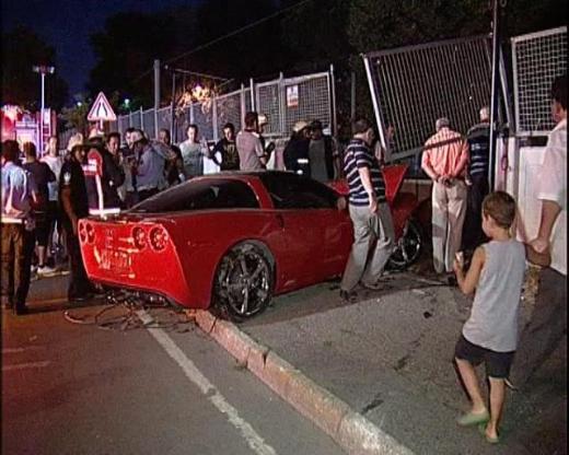 Kontrolden çıkan araç tren raylarına uçtu