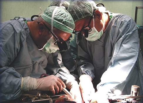 Böbrek nakli diyalize göre ömrü uzatıyor!