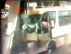 İstanbul'da minibüs benzin istasyonuna daldı!