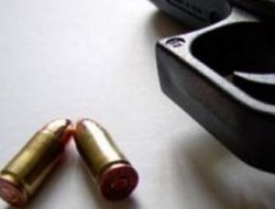 Polis silahıyla nezarette intihar etti