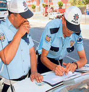Broşürlerin okunmasını sağlamak için polis bakın neyaptı