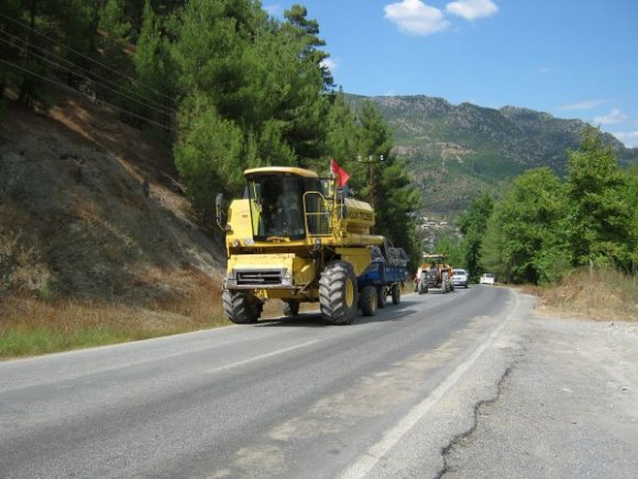 Yollarda biçerdöver tehlikesi!