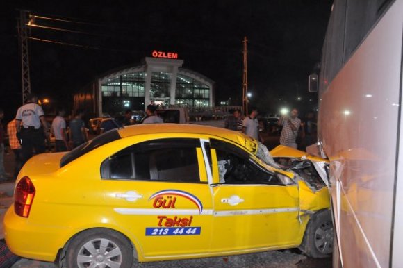 Ticari taksi, polis aracına çarptı 2 kişi yaralandı
