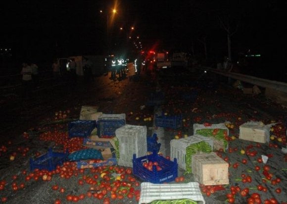 Kamyonet kaza yapınca kasalarca domates yolara saçıldı!