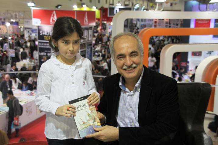 ‘Dünya durdukça kitapların ve gazetelerin cazibesi bitmeyecek’