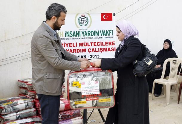 Lübnan Baddawi Kampı’ndaki Suriyeli mültecilere yardım