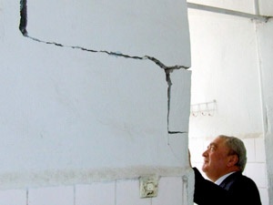 123 bin bina 10 yıldır yıkılmayı bekliyor