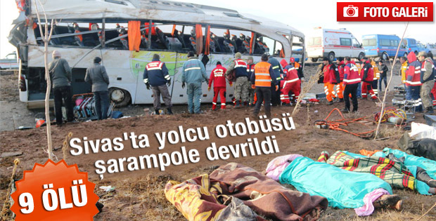 Sivas'ta yolcu otobüsü devrildi