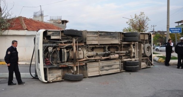 Kütahya'da öğrenci servisi ile tır çarpıştı: 27 yaralı