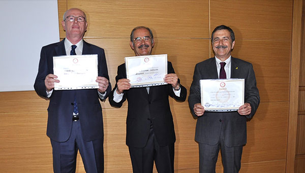 Yılmaz Büyükerşen mazbatasını aldı