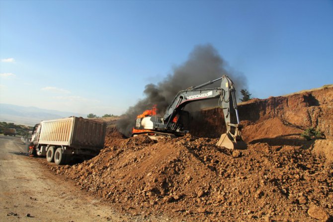 PKK'lılar İş Makinelerini Yaktı