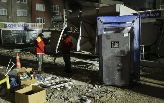 Zeytinburnu'nda bir bina çöktü