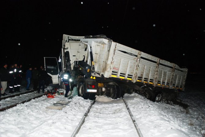 Kütahya'da yolcu treni çarpıştı