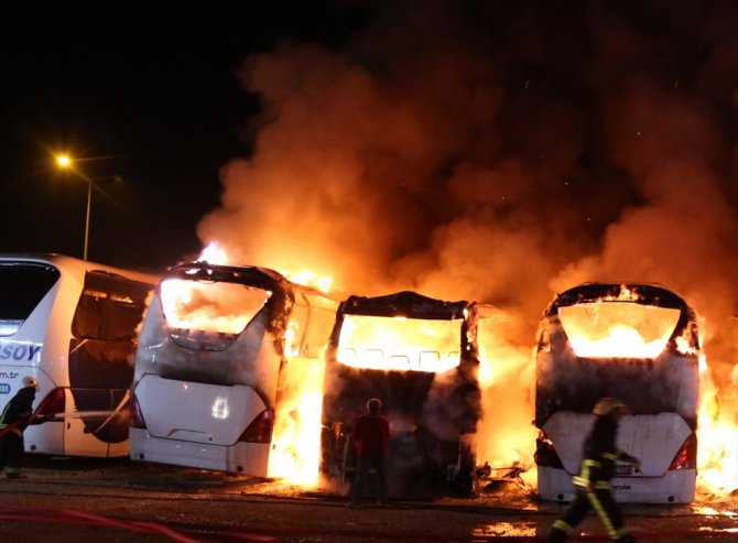 6 yolcu otobüsü yandı