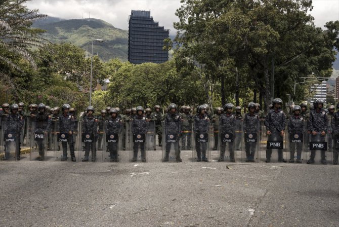 Venezuela'da gözler yeniden sokakta