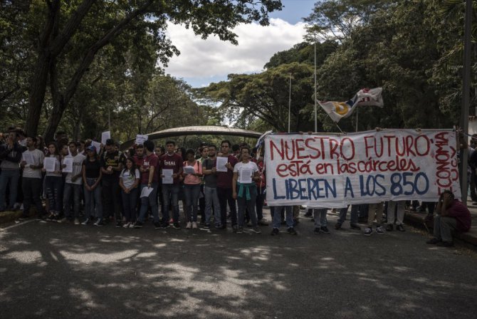 Venezuela'da gözler yeniden sokakta