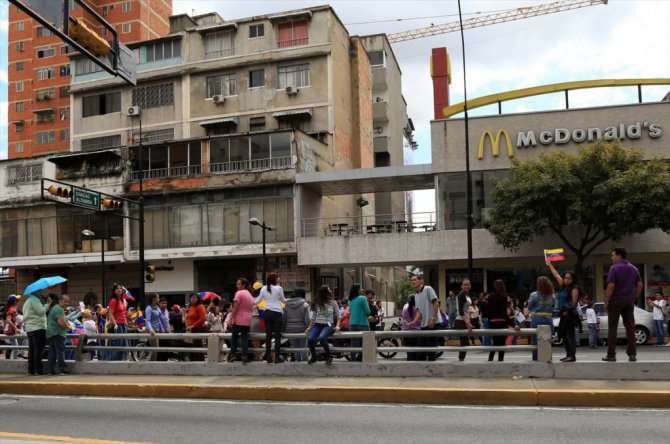 Venezuela'da gözler yeniden sokakta