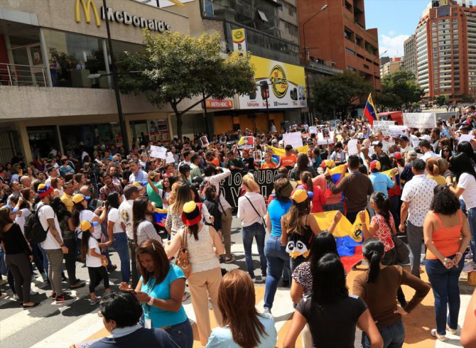 Venezuela'da gözler yeniden sokakta