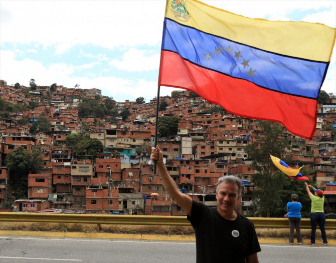 Venezuela'da gözler yeniden sokakta