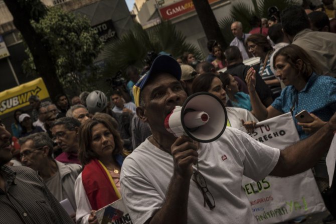 Venezuela'da gözler yeniden sokakta