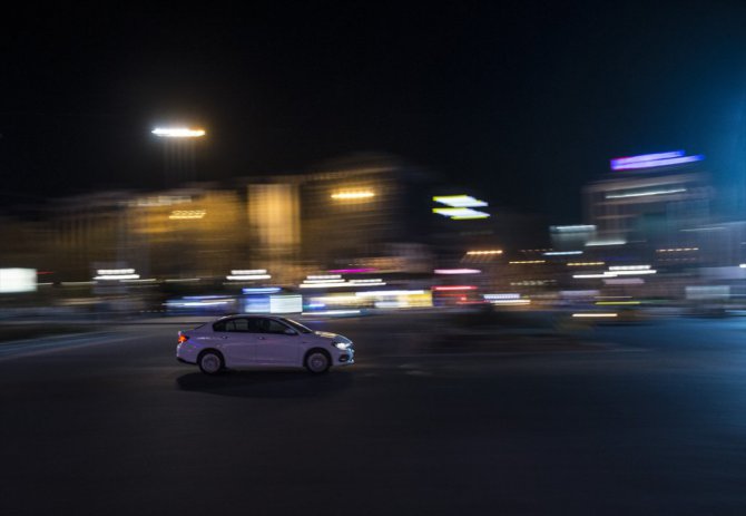 Başkentte sokağa çıkma yasağının ardından bazı kişiler araçlarıyla trafiğe çıktı