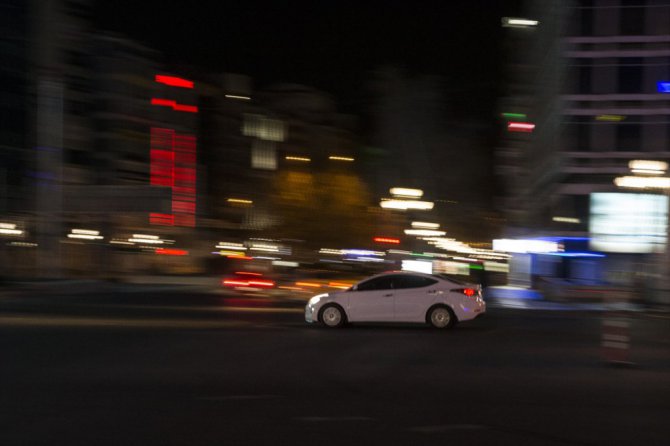 Başkentte sokağa çıkma yasağının ardından bazı kişiler araçlarıyla trafiğe çıktı