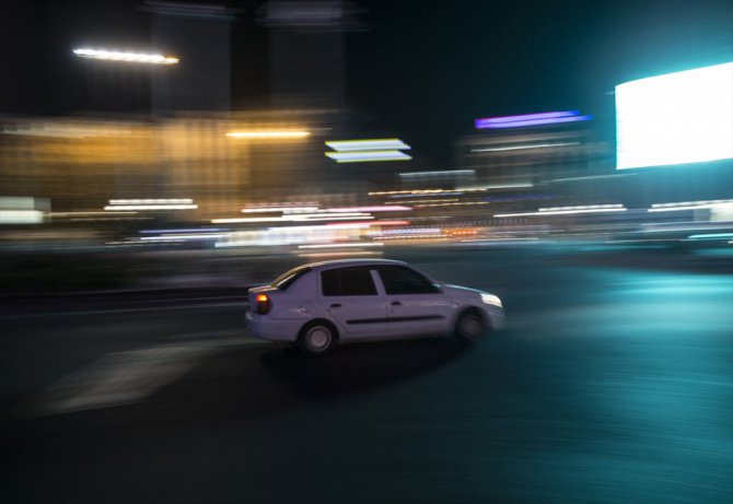 Başkentte sokağa çıkma yasağının ardından bazı kişiler araçlarıyla trafiğe çıktı