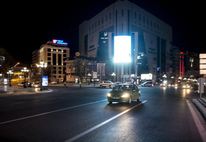 Başkentte sokağa çıkma yasağının ardından bazı kişiler araçlarıyla trafiğe çıktı
