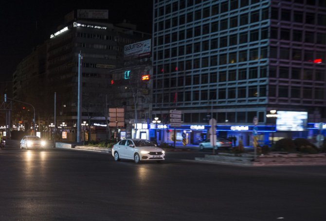 Başkentte sokağa çıkma yasağının ardından bazı kişiler araçlarıyla trafiğe çıktı
