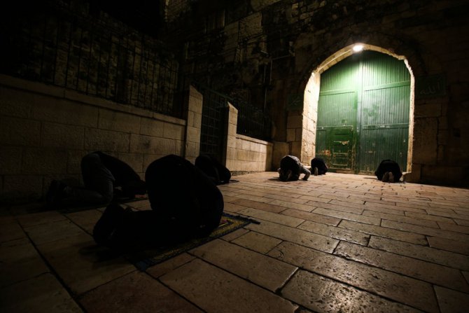 Doğu Kudüslüler teravih namazını Mescid-i Aksa’nın kapılarında kılıyor