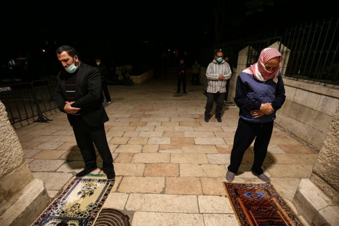 Doğu Kudüslüler teravih namazını Mescid-i Aksa’nın kapılarında kılıyor