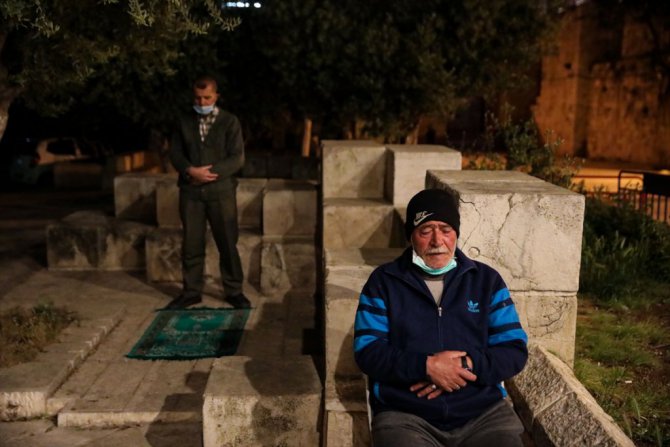 Doğu Kudüslüler teravih namazını Mescid-i Aksa’nın kapılarında kılıyor