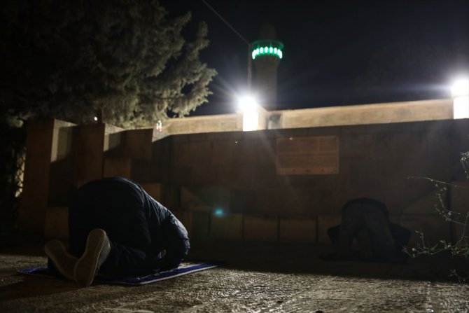 Doğu Kudüslüler teravih namazını Mescid-i Aksa’nın kapılarında kılıyor