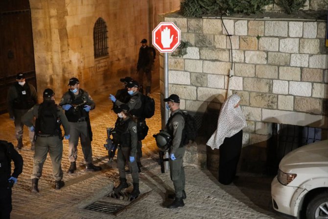 Doğu Kudüslüler teravih namazını Mescid-i Aksa’nın kapılarında kılıyor